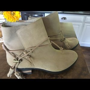 Sorel suede boots in beige!  Size 9.4 never worn